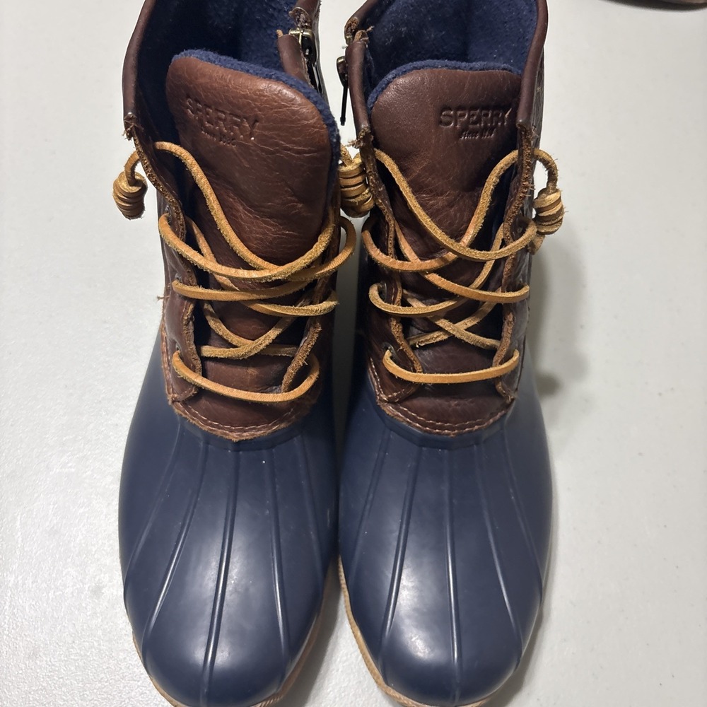 Sperry Women's Saltwater Duck Boot Tan/Navy, Size 10M Shoes Waterproof Rubber